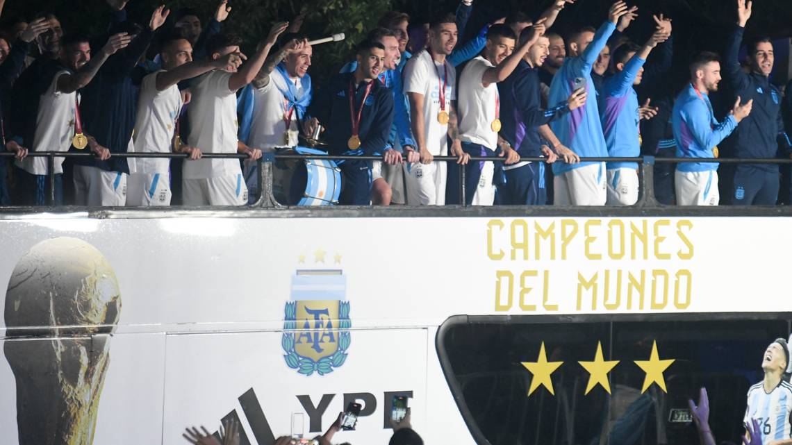 SELECCION ARGENTINA RECIBE MULTITUDINARIA BIENVENIDA EN SU PAIS