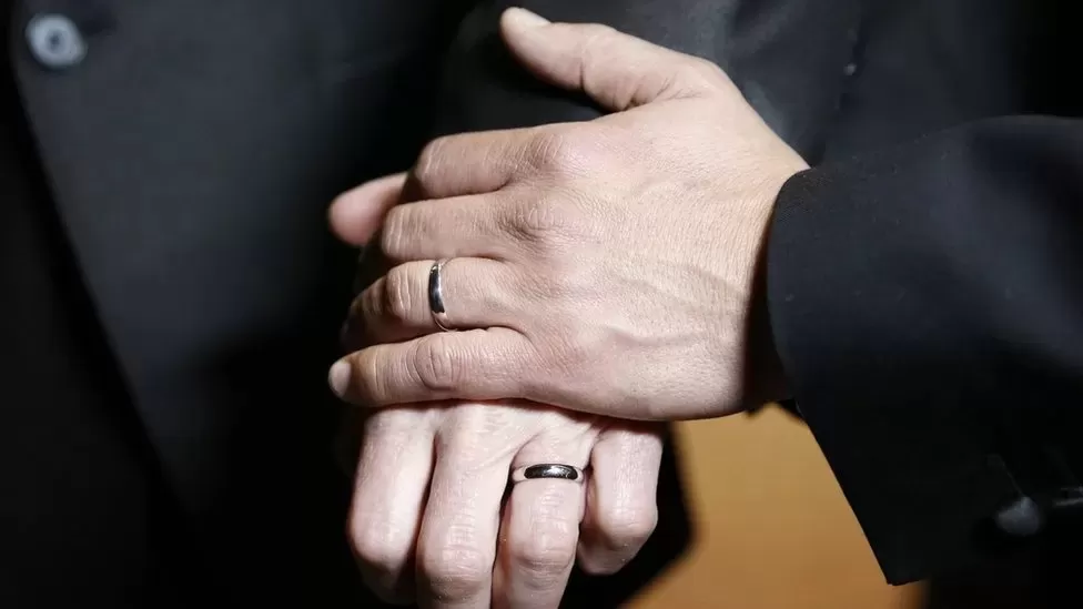 IGLESIA DE INGLATERRA RESPALDA PLANES PARA BENDECIR A LAS PAREJAS HOMOSEXUALES