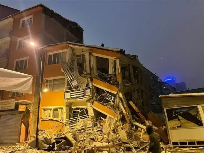 TURQUIA EMITE ORDENES DE DETENCI?N POR EDIFICIOS CAIDOS DURANTE EL TERREMOTO